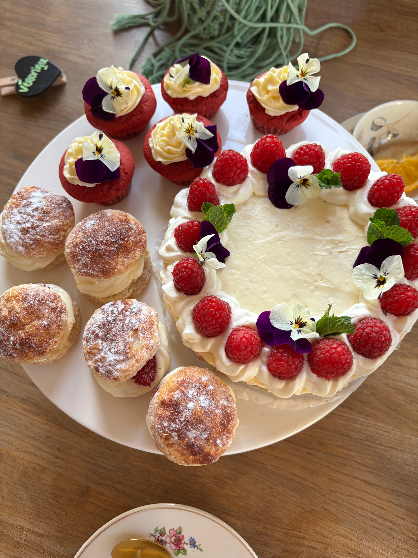 Taart en zoetigheden voor een high tea arrangement